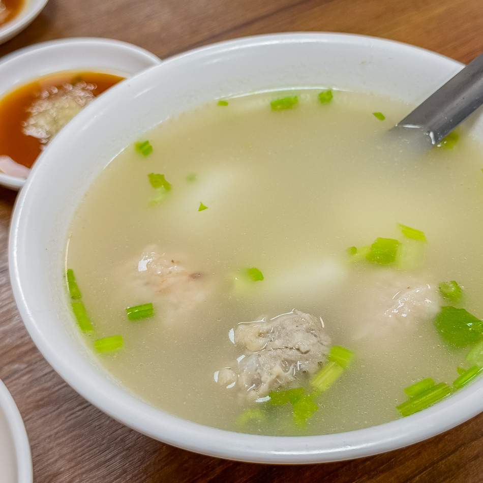 清溪小吃部綜合湯展示，一碗包含蝦丸、肉丸與鹹湯圓