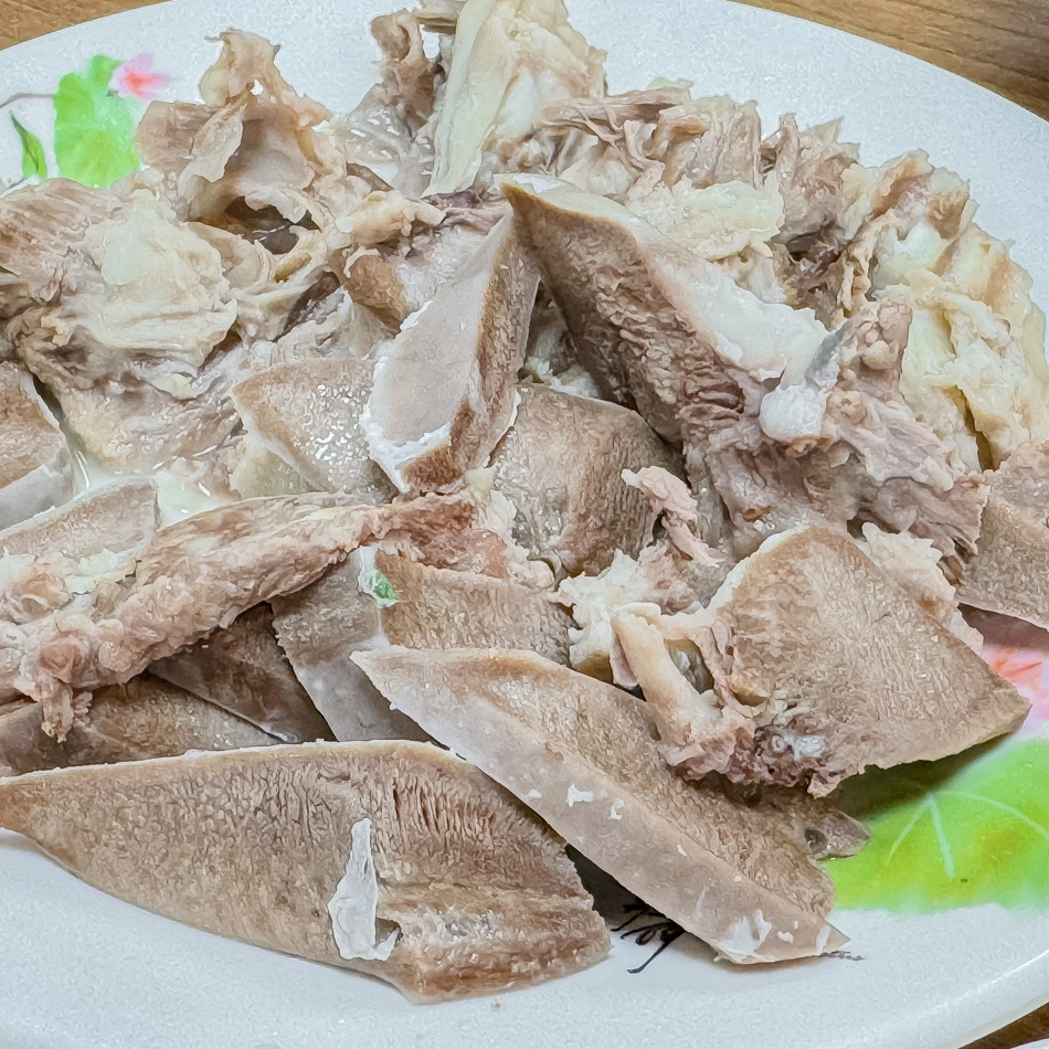 清溪小吃部軟骨肉展示，軟嫩富含膠質，充滿彈性