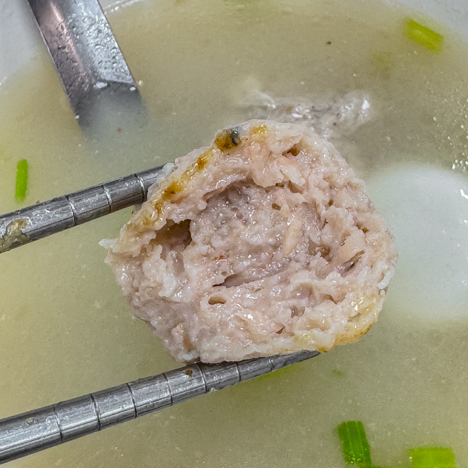 清溪小吃部鹹湯圓展示，外皮Q彈、內餡豐富