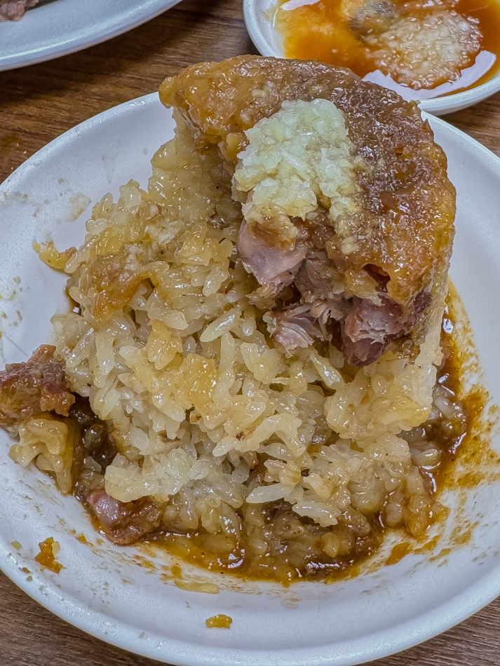 清溪小吃部肉燥飯展示，金黃肉燥與香氣四溢的家鄉味