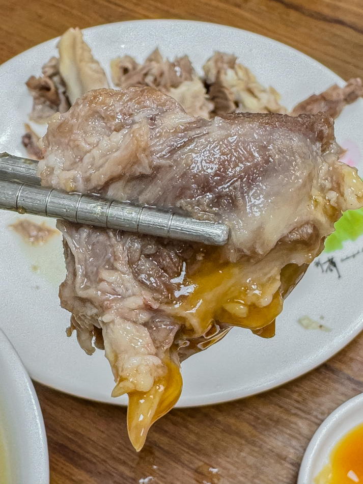 清溪小吃部軟骨肉另一角度展示，豐富膠質與軟嫩口感盡顯