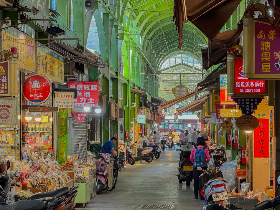 清溪小吃部外部環境展示，傳統市場街景