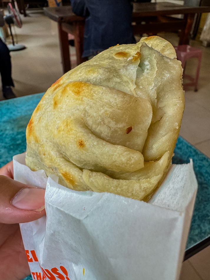 小洞天韭菜盒子展示，外皮軟柔內餡豐富