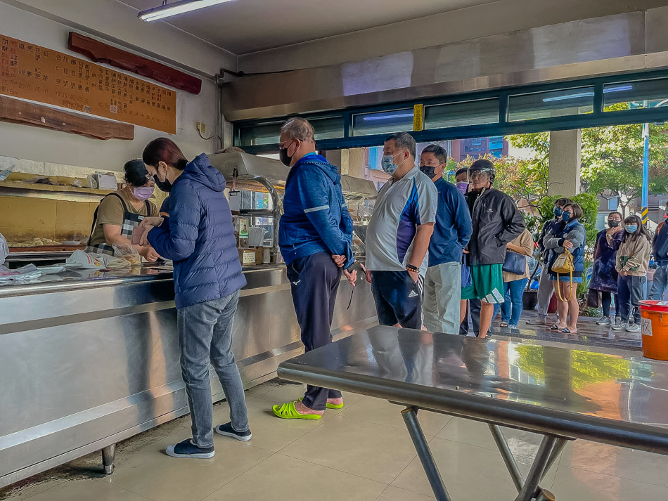 小洞天燒餅店內排隊購買情形，早晨人氣爆棚