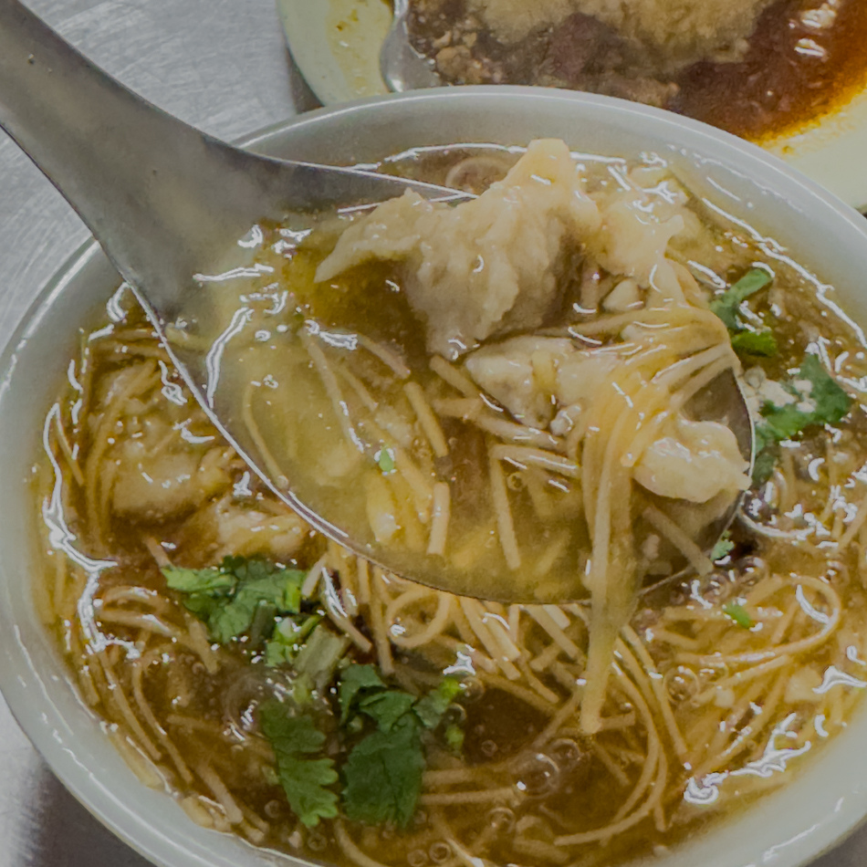 湯頭濃郁滑順，以柴魚、高湯熬煮，喝起來帶有自然鮮甜味，不會過於死鹹。