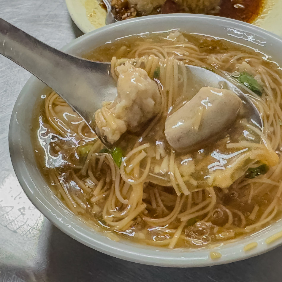 豬大腸處理得乾淨無腥味,燉煮至軟Q入味,每一口咀嚼時都能感受到大腸的彈性與香氣。 豬大腸處理得乾淨無腥味,燉煮至軟Q入味,每一口咀嚼時都能感受到大腸的彈性與香氣。