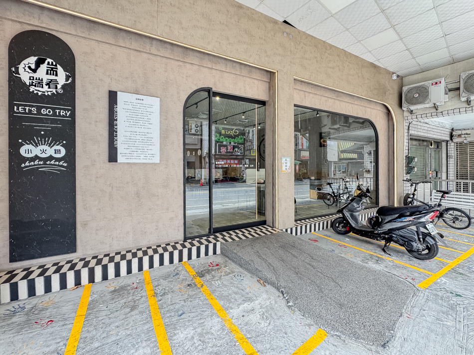 店內空間寬敞明亮，結合復古與現代設計的舒適用餐環境