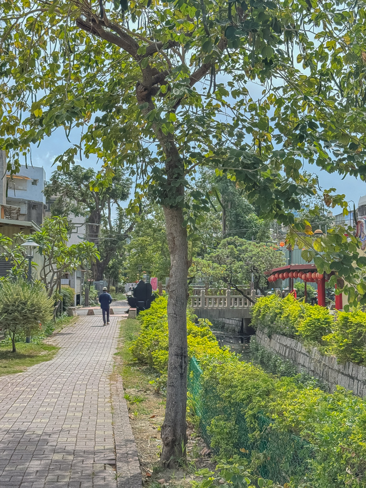 鳳山店附近環境展示，可散步欣賞鳳山古蹟與周邊景觀