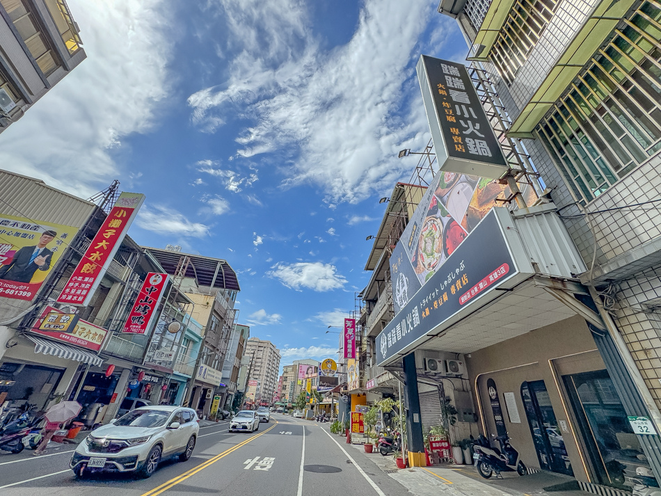 踹踹看鳳山店外觀展示，位於高雄市鳳山區中山西路32號，鄰近捷運鳳山站，交通便利