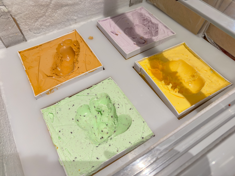自助吧區域內部環境展示，現代化設計與豐富餐點完美呈現
