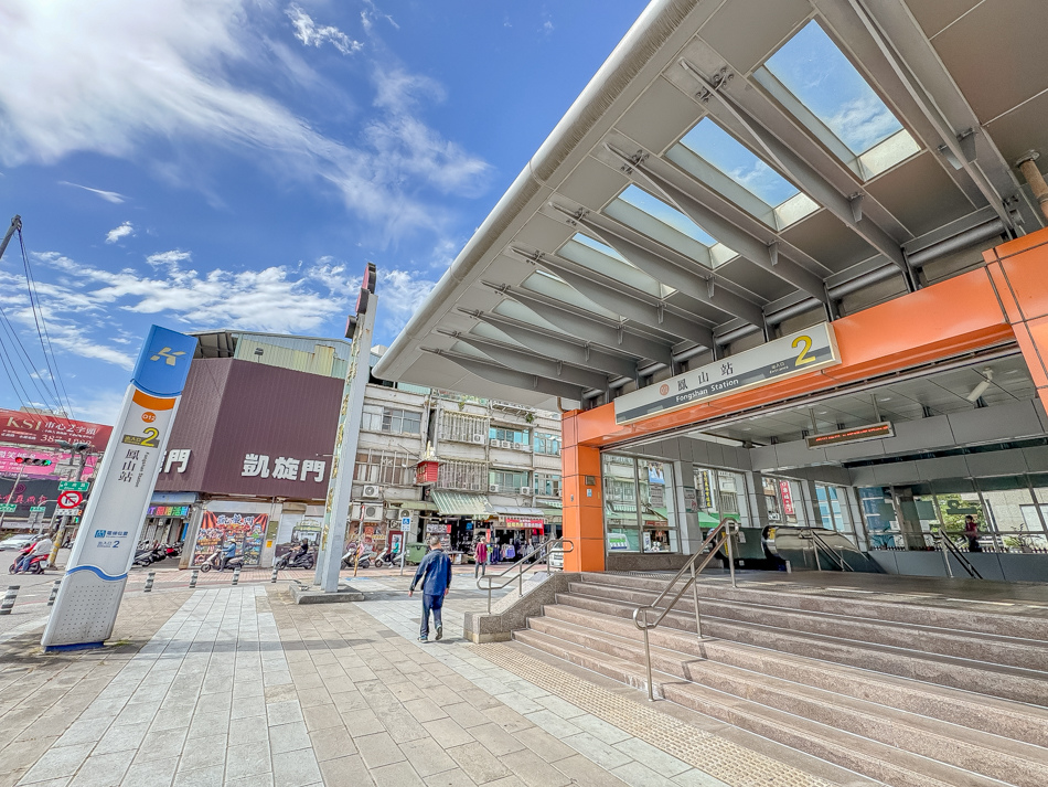 鳳山店外部裝潢展示，現代與復古風格完美融合