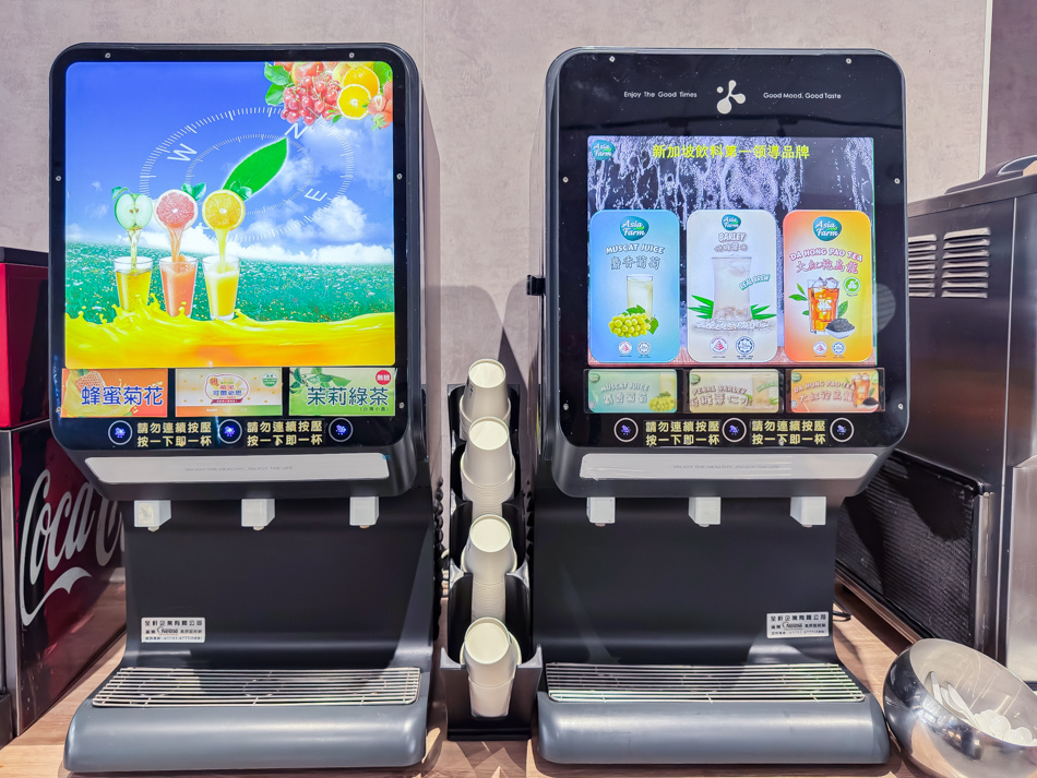 展示自助吧甜點區，冰淇淋與霜淇淋讓飯後甜點更加完美