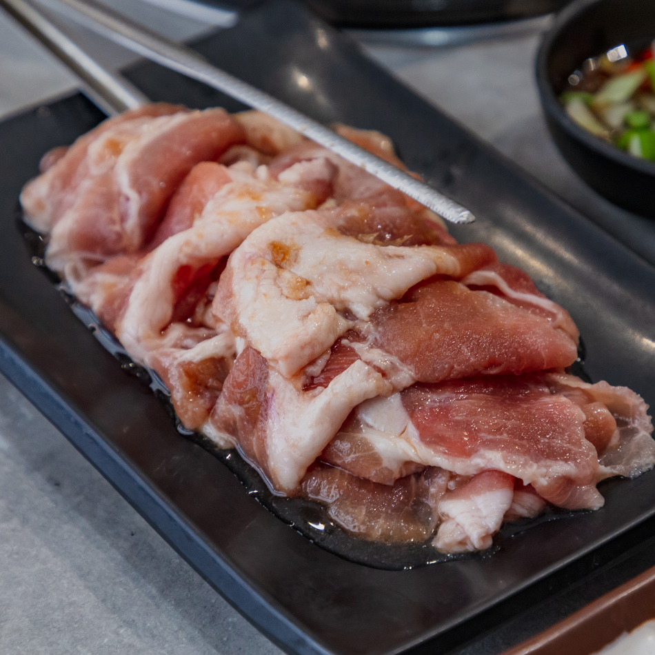 銅盤烤肉加倍肉片展示，肉質鮮嫩多汁，令人垂涎