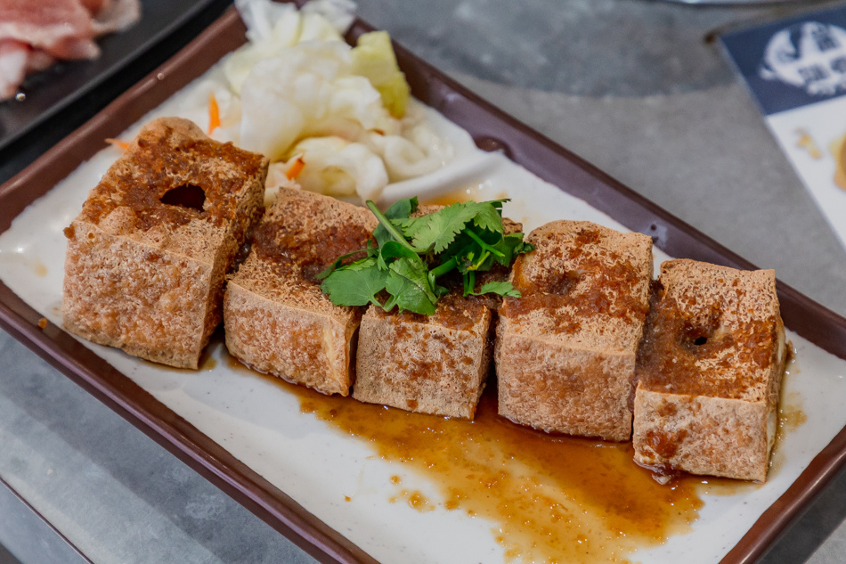 餐點介紹圖，展示店內豐富火鍋菜色與新鮮食材