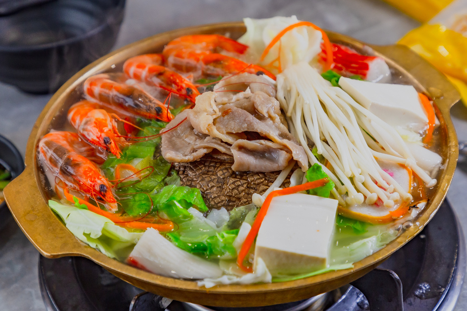 展示銅盤烤肉料理，多汁肉片與鮮蝦搭配蔬菜