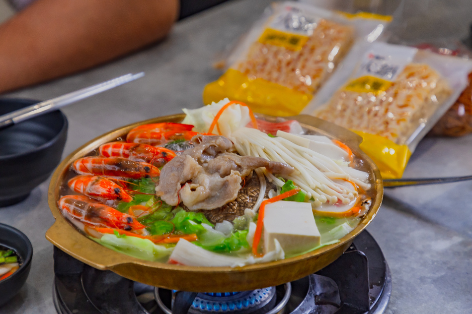 銅盤烤肉豬肉片特寫，入味多汁與白飯完美搭配