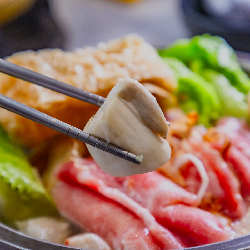 展示招牌炸豆腐，外酥內嫩搭配酸甜泡菜，令人垂涎