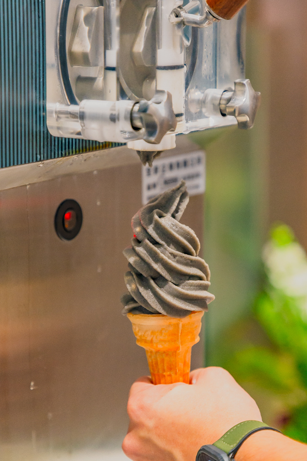 展示自助吧甜點機與霜淇淋製作過程，為火鍋用餐增添甜蜜收尾