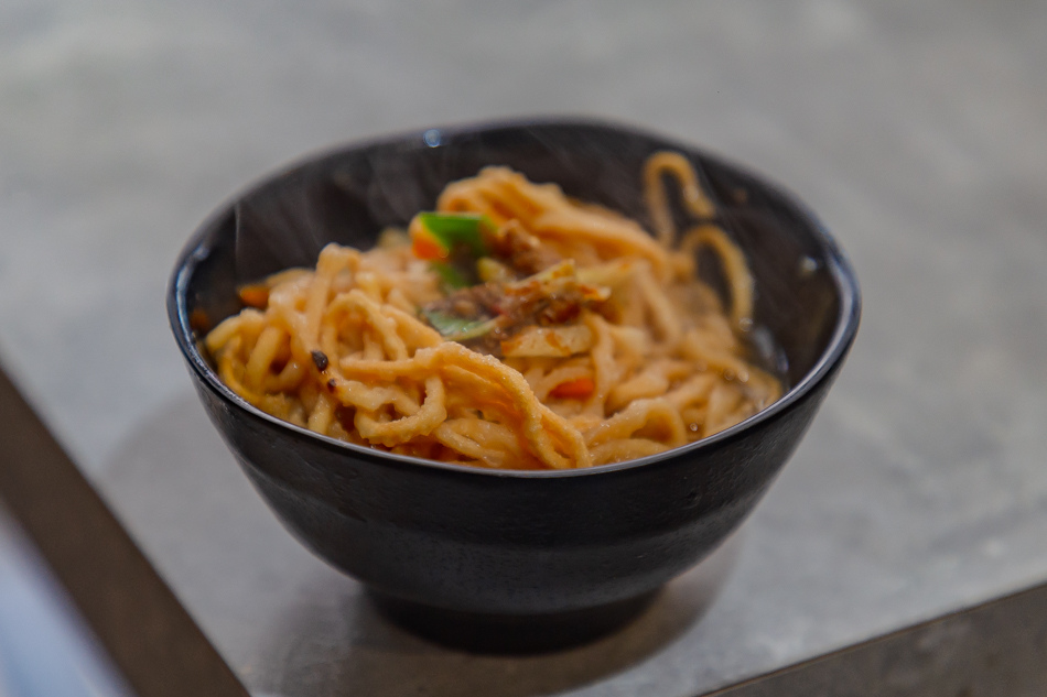 展示火鍋用餐全景，自助吧與火鍋美食完美結合