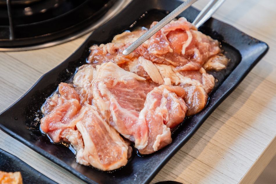 豐盛火鍋菜色展示，肉類與湯底相得益彰