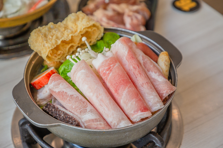 台式石頭鍋展示，呈現濃郁湯頭與新鮮食材的完美組合