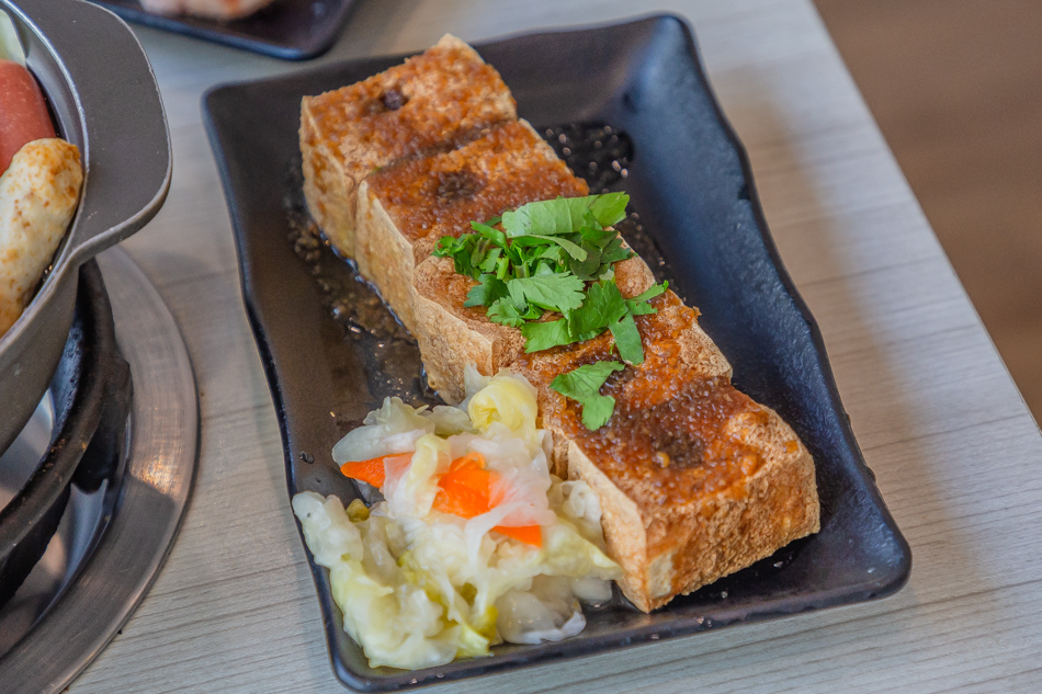 招牌炸豆腐特寫，金黃酥脆內嫩，多汁美味令人垂涎