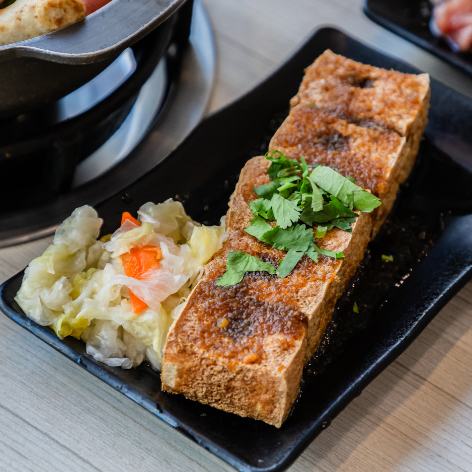展示炸豆腐與火鍋食材搭配，色香味俱全的美食呈現