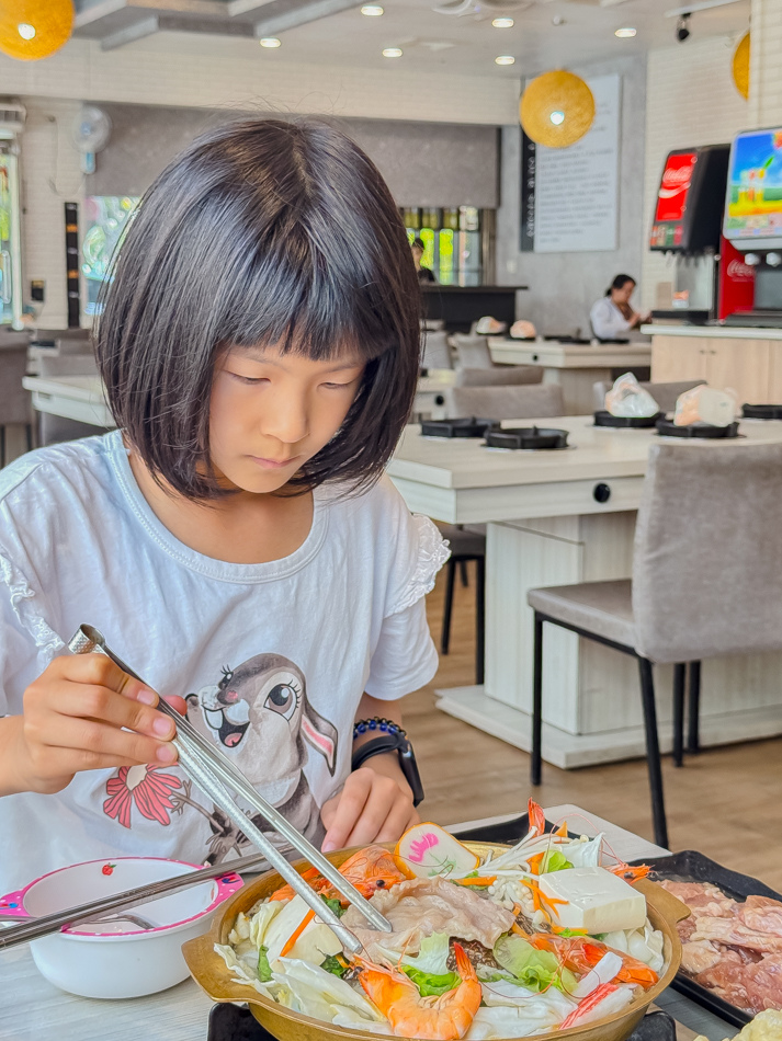 火鍋食材展示，肉類與蔬菜豐富搭配，令人食指大動