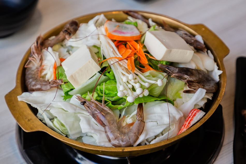 韓式銅盤烤肉呈現，搭配火鍋湯底享受雙重美味
