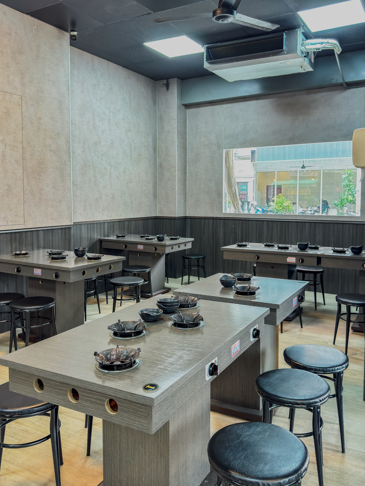自助吧檯與飲品區展示，多種醬料與飲料自由取用