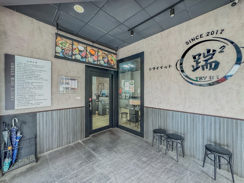 店內明亮整潔的用餐環境與桌椅配置照片