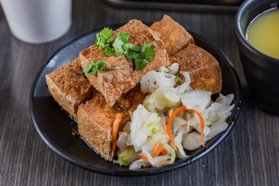 招牌炸豆腐外酥內嫩，金黃酥脆特寫