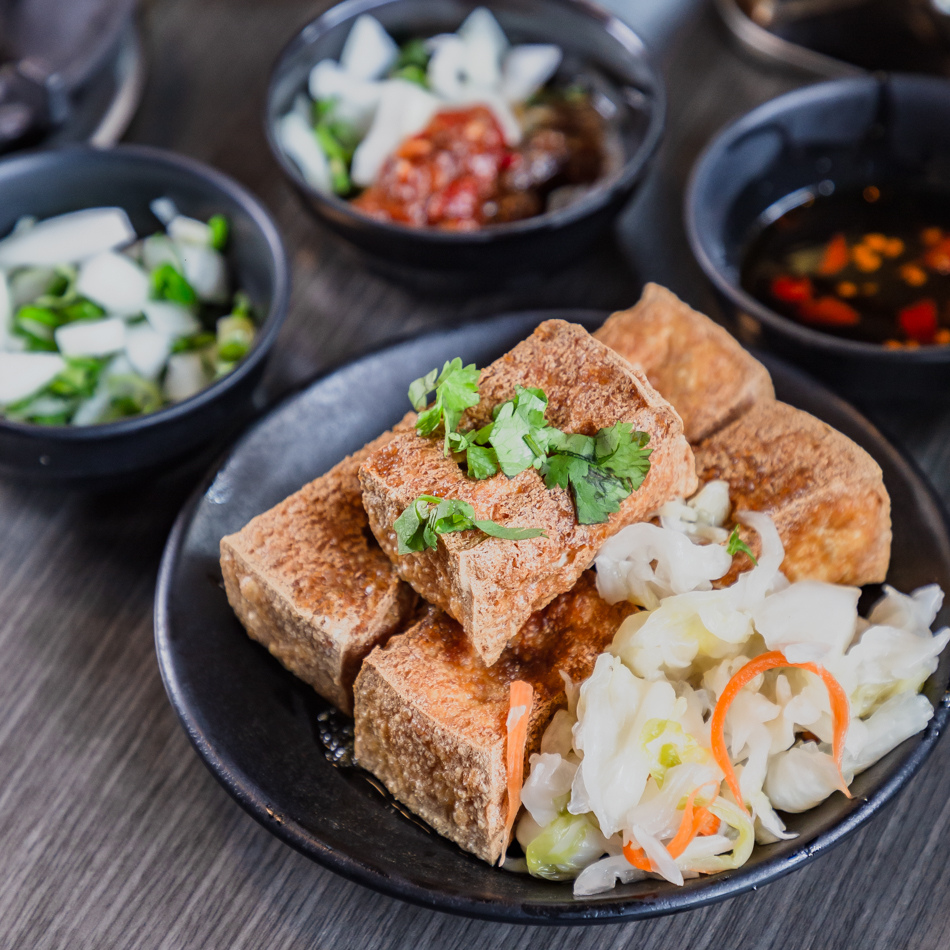 炸豆腐搭配酸甜泡菜入口示意