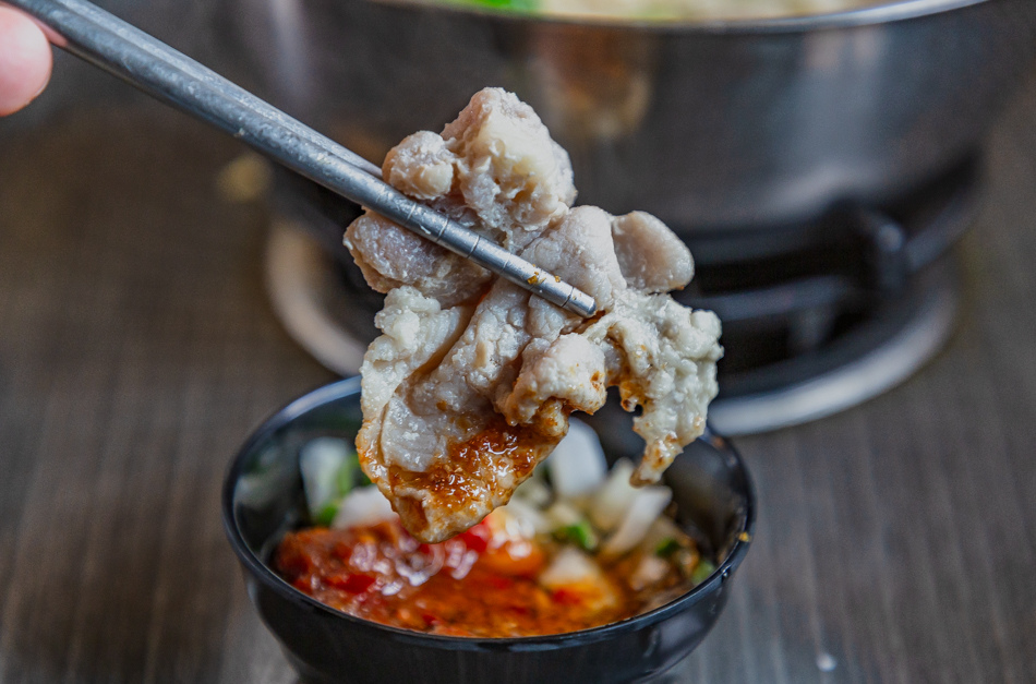 豬肉薄片涮煮於湯中即熟，肉質嫩中帶汁特寫