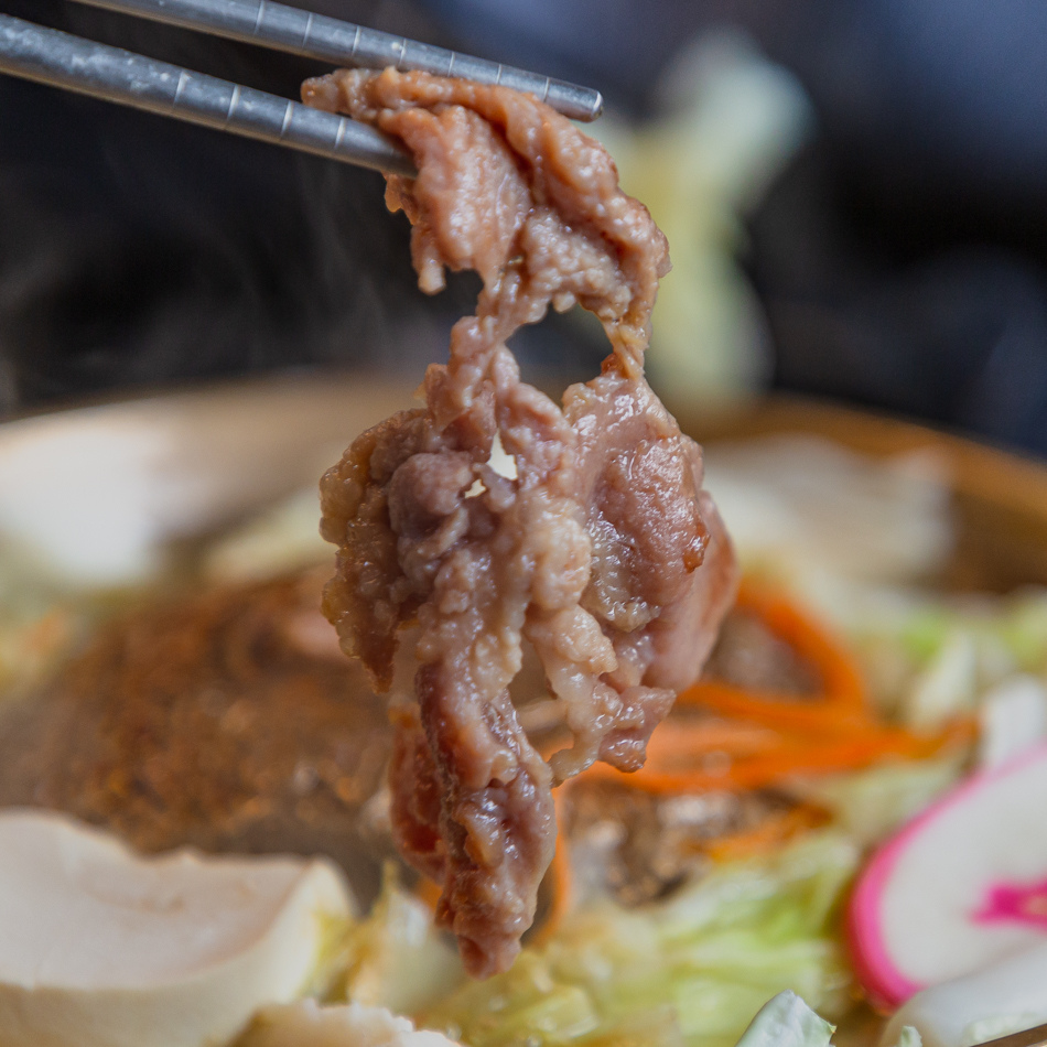 烤肉肉片放入鍋中涮煮的美味畫面