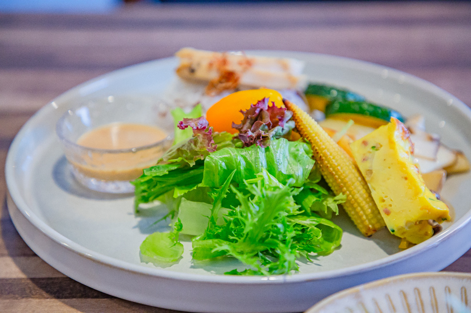 餐廳內部四人座用餐區，溫馨氛圍