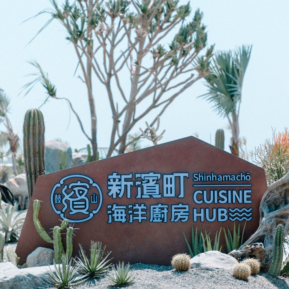 室內休閒區與窗外港灣美景相映的照片，展現店內外完美結合
