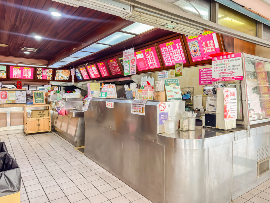 中午用餐熱潮 - 諭泉冰果店店內滿滿的客流與活力