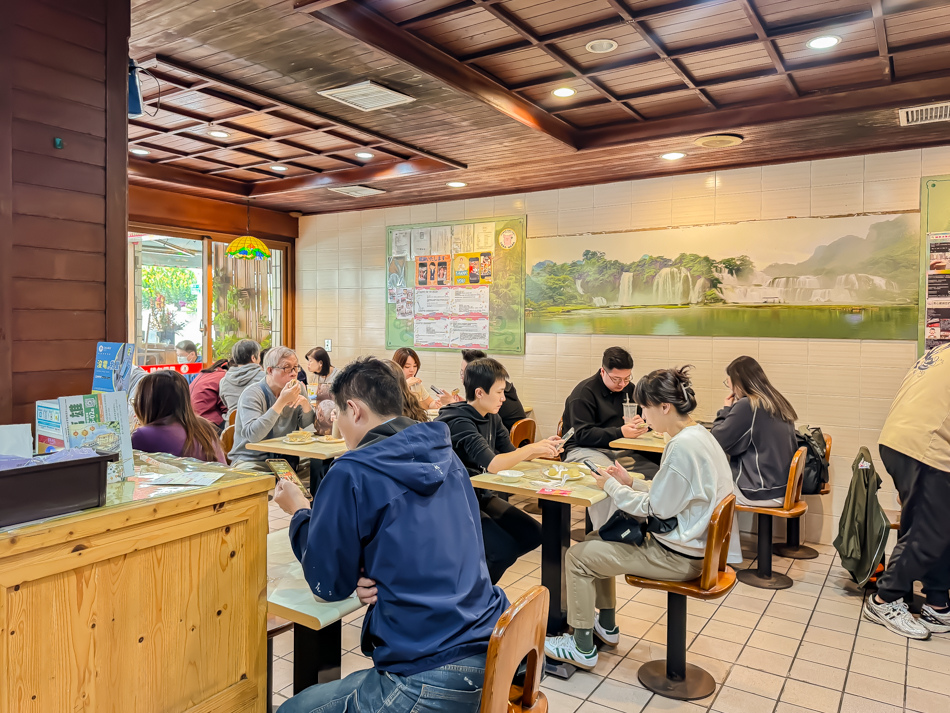 舒適就餐環境 - 諭泉冰果店內部清新明亮的用餐區