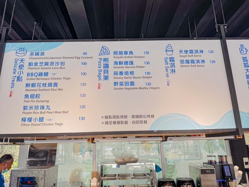 多款甜點與飲品搭配，色彩繽紛，令人垂涎欲滴