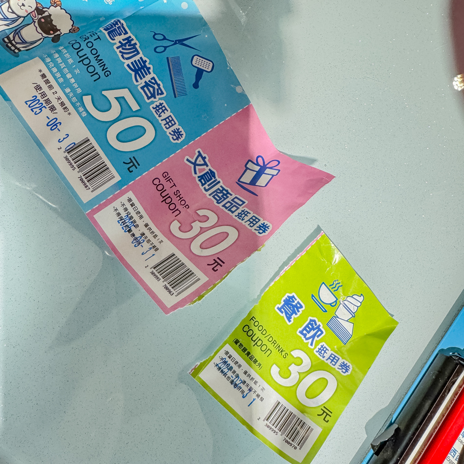 園區入場處展示區，設計簡約時尚，並提供換取折價券的服務