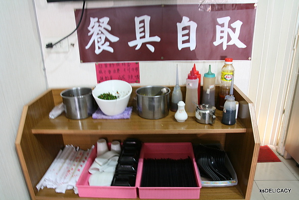 提香渝手拉麵07-餐拉及配料區.jpg