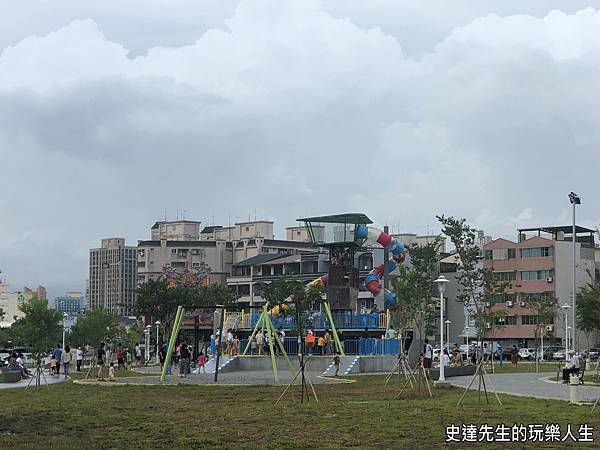 【台南親子公園】健康綠洲公園~遨遊在台南運河旁的迷宮滑梯大船