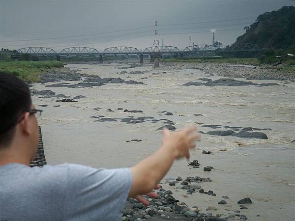 Jul.09-02埤豐橋下游-車籠埔下盤機磐岩石出露!!.JPG