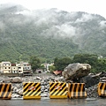 Jul.09-03松鶴部落土石流中的巨石.JPG