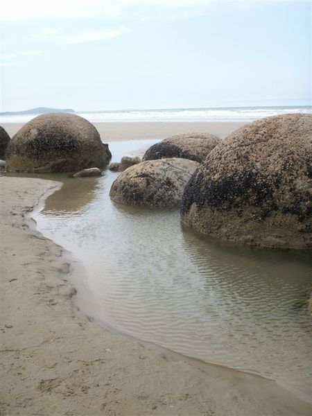 PICT1412-Moeraki Boulders.JPG