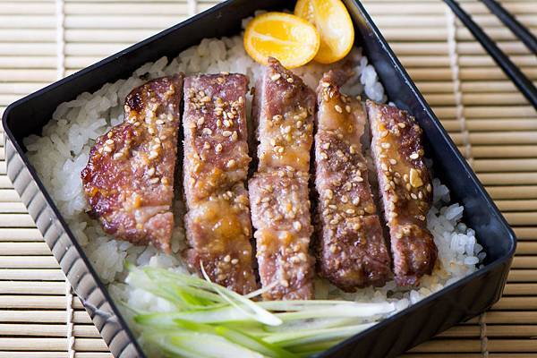 無法抗拒的醬燒美味～蜜汁味噌豚燒丼