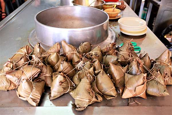 吃 台南 六十年老店獨特月桃葉香氣滲入 圓環頂肉粽 菜粽專家 樂天小高の美食之旅 痞客邦