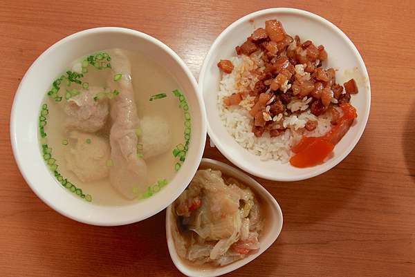 吃 高雄美食 岡山區 北海魚丸店 自家手工製作虱目魚丸 號稱不添加硼砂 防腐劑及黏著劑來製作魚丸 傳承兩位大師的廚藝 北海魚丸店 樂天小高の美食之旅