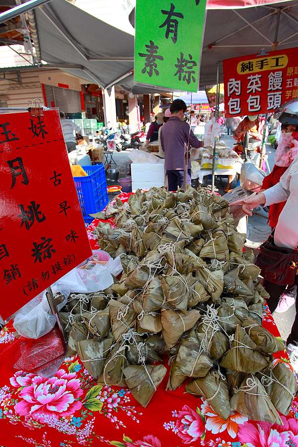 吃 高雄美食 鼓山區 鍾玉妹月桃粽 內惟市場美食 月桃葉香氣濃郁肉粽 Cp值堆高高超美味30元の肉粽推薦 鍾玉妹月桃粽 樂天小高の美食之旅